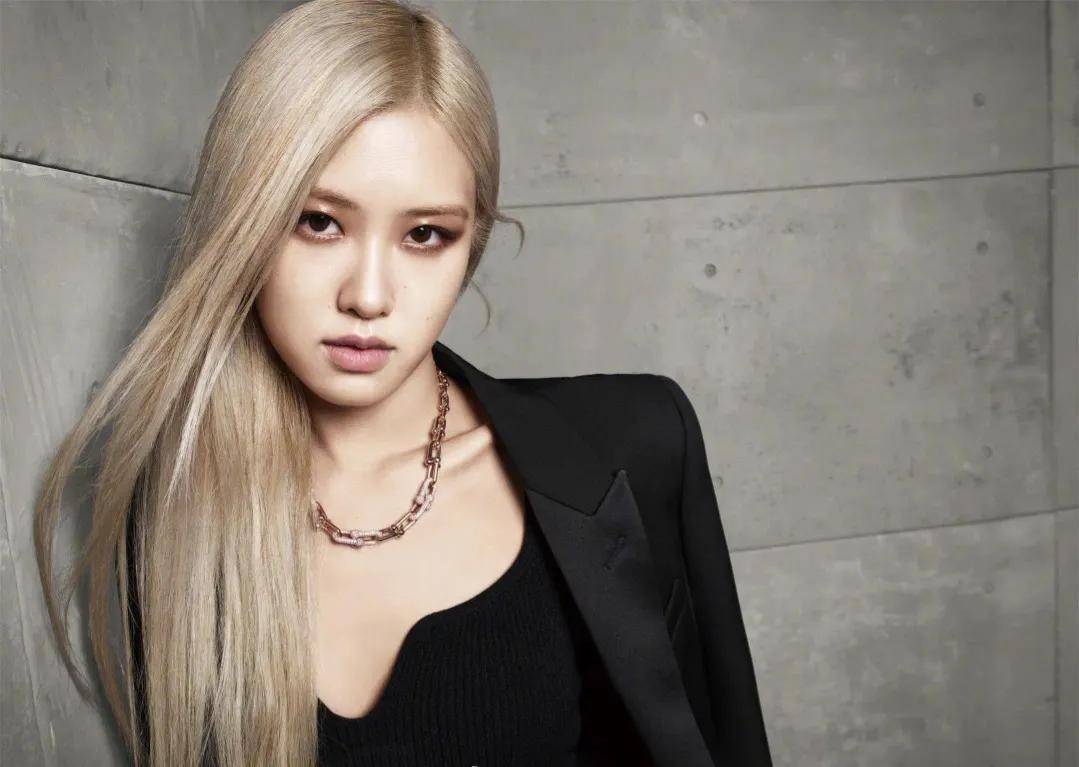 演员朴彩英登上大陆版《精品购物指南》,表现力炸街_cos_金发_时尚