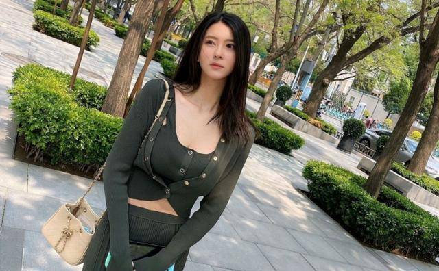 原创钟鹿纯近照曝光身材时尚长腿吸睛不知道刘晓宇会不会后悔