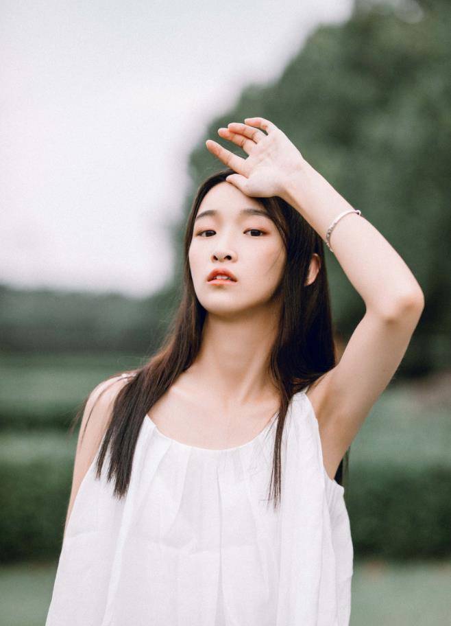 5,手遮头特写照片是单人拍照经常会出现的一个种拍照方式,特写可以