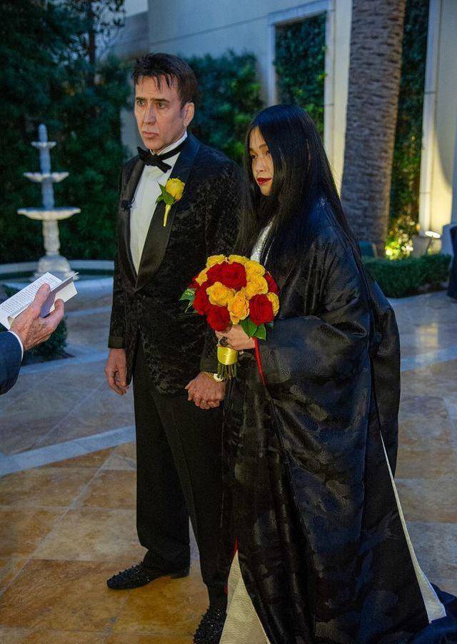 原创             影帝凯奇又双叒结婚了！第5任妻子穿身黑袍当婚纱，现场美得诡异