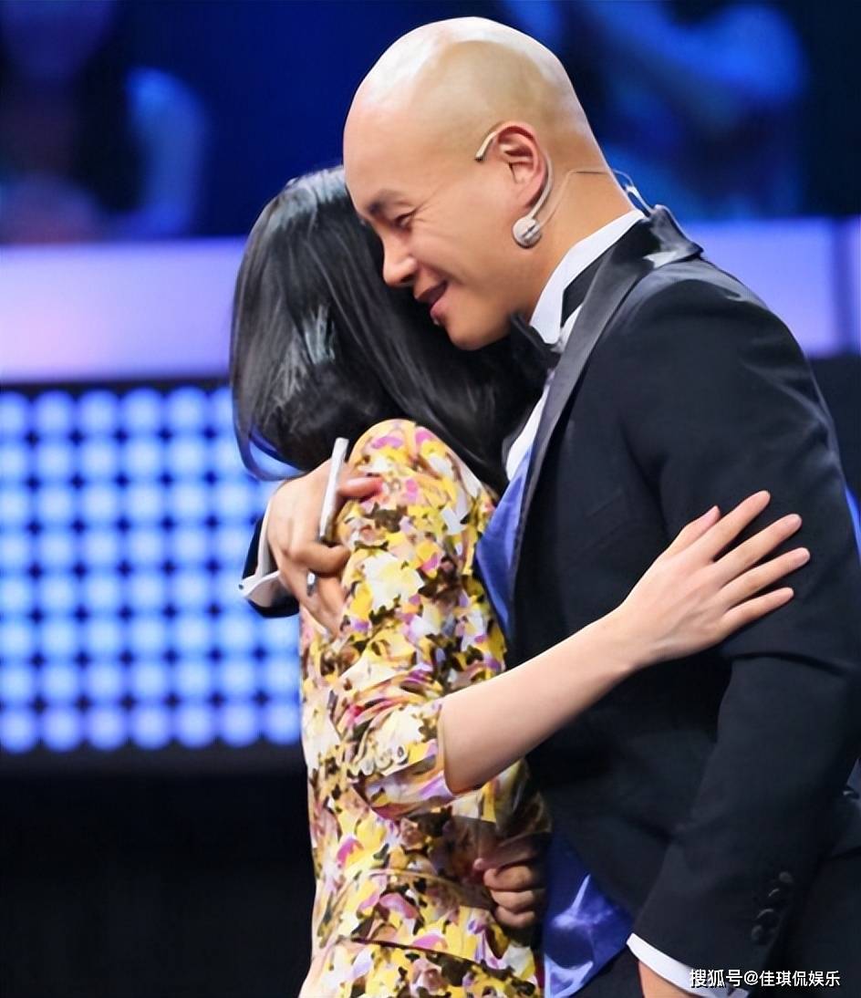 原创乐嘉竟强搂谢娜入怀欲索吻遭到拒绝网友这是又喝醉了吗