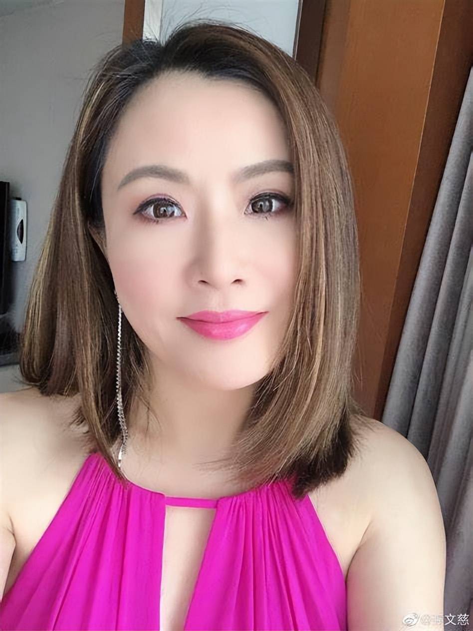 香港知名女星成功吸粉近90万,当带货主播人气急升_张文慈_直播_内地