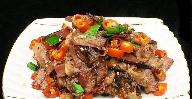 我家年夜饭餐桌上必备的几道下酒菜,香辣美味,营养又好吃_备用_料酒