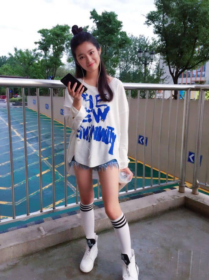 不敢认这是林青霞"女儿",才17岁拿长袜当裤穿,腿长得我崩溃_柴蔚_白色