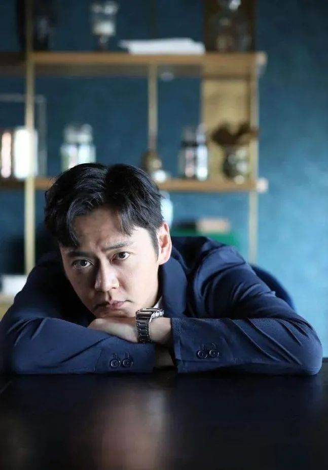 张振朗入行10年,去年他接连推出五剧《机场特警》《反黑路人甲》