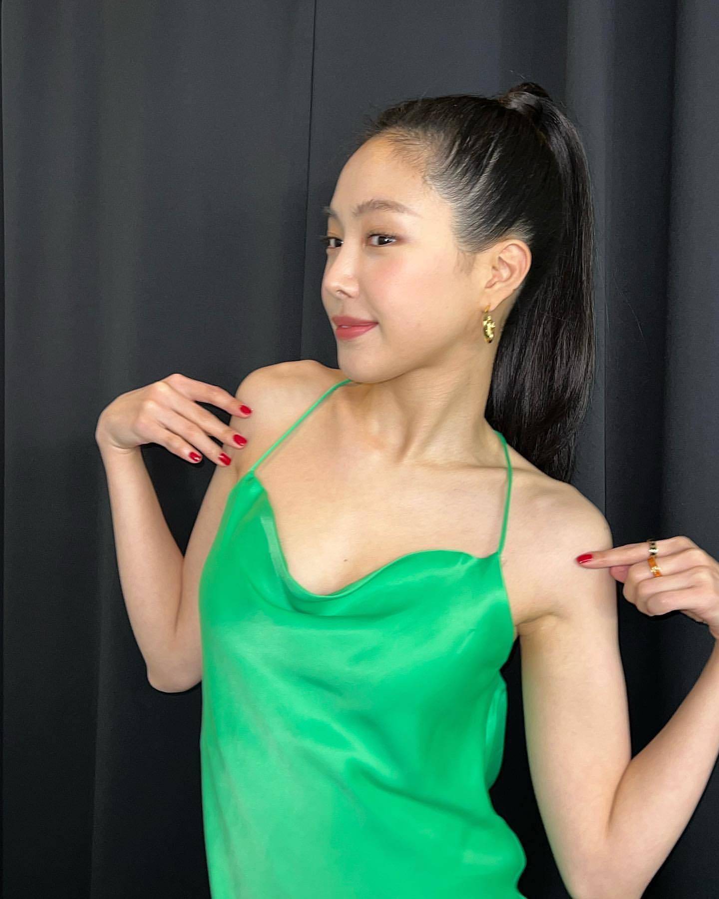 28岁孙娜恩,大胆露背时尚,性感魅力爆炸,瘦到能看到骨头的身材_apink