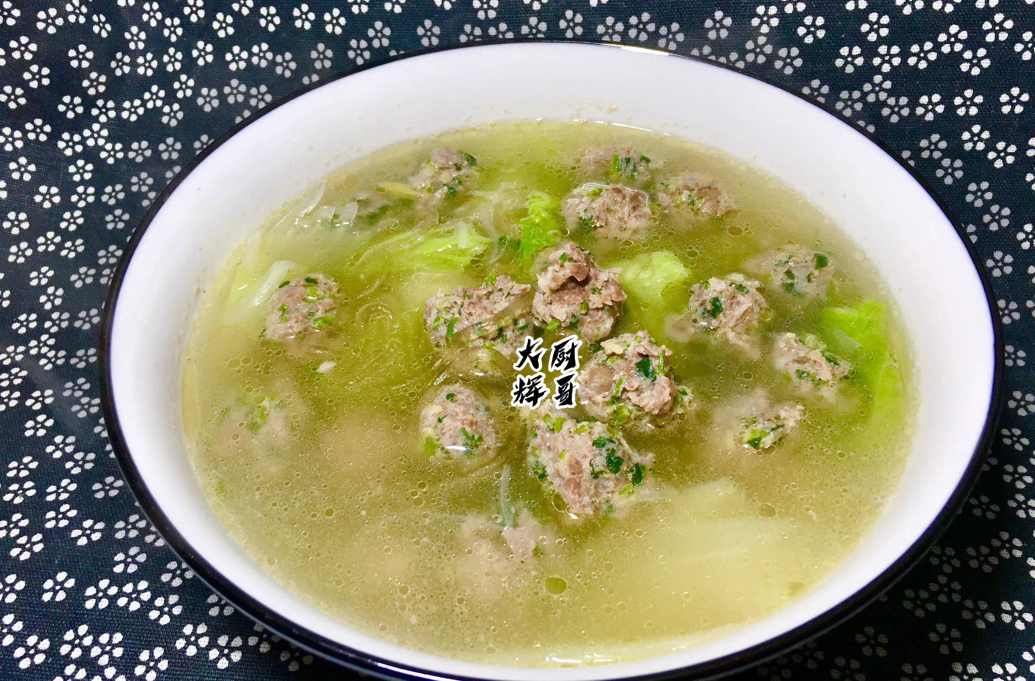 将香菜猪肉丸盛入汤碗里,香菜丸子汤制作完成.