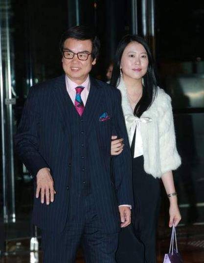 "开心鬼"黄百鸣:与妻子携手抗病16年,如今75岁仍有美女相伴_电影