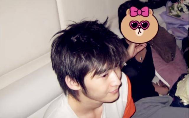 张翰12年前旧照曝光颜值超高,与女同学轮流合照笑出大白牙_素人_男星