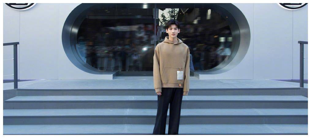 原创怀柔鞋王白敬亭卫衣毛衣花衬衣和球鞋向你展示鞋王的穿搭