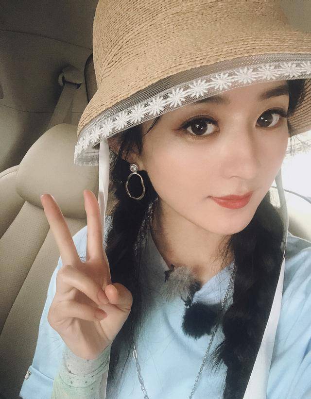 原创赵丽颖晒十八宫格自拍照发文语气显束手无措最后四张凑数却绝美