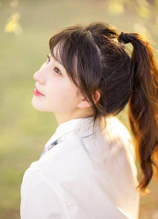 简约又大方自然的拍照姿势,单人照这么拍,照片真的美_镜头_女生_一个