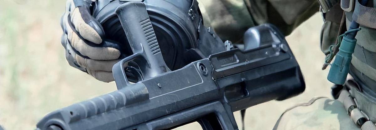 吴京硬汉枪战动作片《战狼》武器解析盘点_西格绍尔_手枪_电影