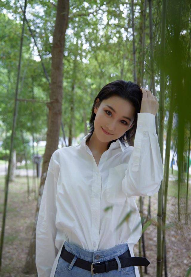 张馨予清场做发型,洗头时跷二郎腿刷手机,意外暴露手腕纹身_长发_左手