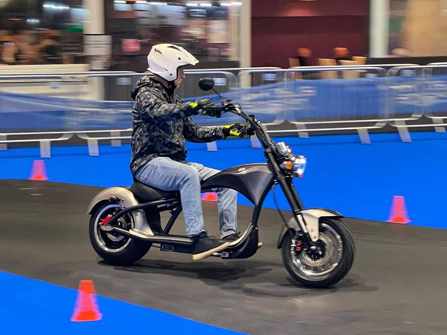 学生也能买的起的哈雷风电动摩托车拥有不错的性价比