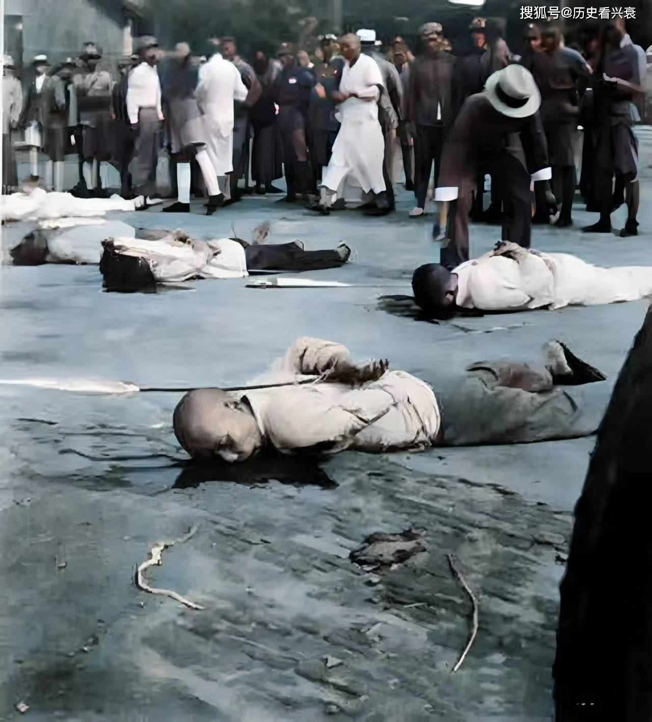 老照片:被日寇杀害的太鲁阁族人,民国时期处决犯人的现场