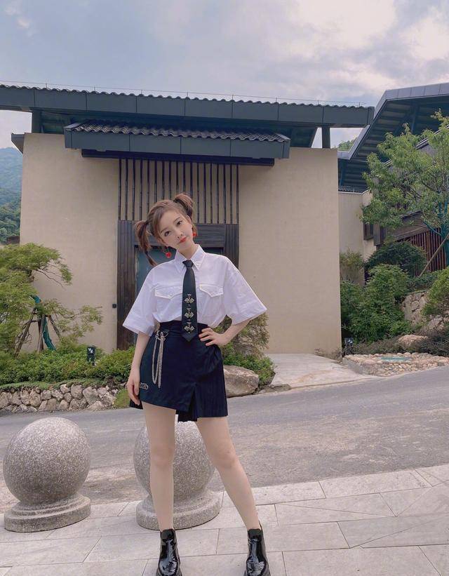 原创冯提莫的腿到底有多美网友表示穿上时尚每张照片都是精品