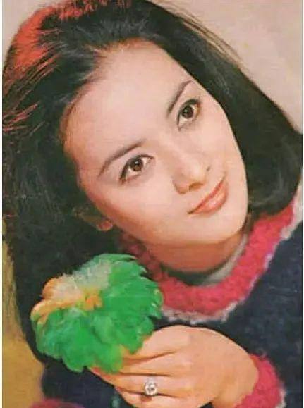 林青霞闺蜜,19岁被李翰祥相中,却因演技呆滞被称"木雕美人"_汪玲_少女