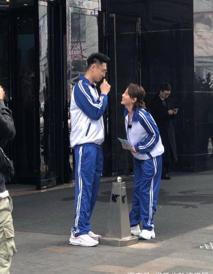 张嘉倪买超夫妇穿校服录节目,两人甜蜜互动宛如校园小情侣_不知道