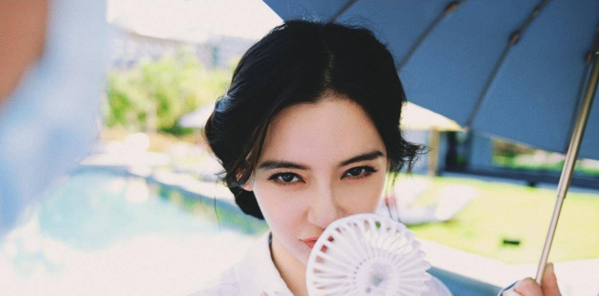 baby曝光在剧组拍新剧连打哈欠,无美颜滤镜下,颜值和身材太辣_宝宝