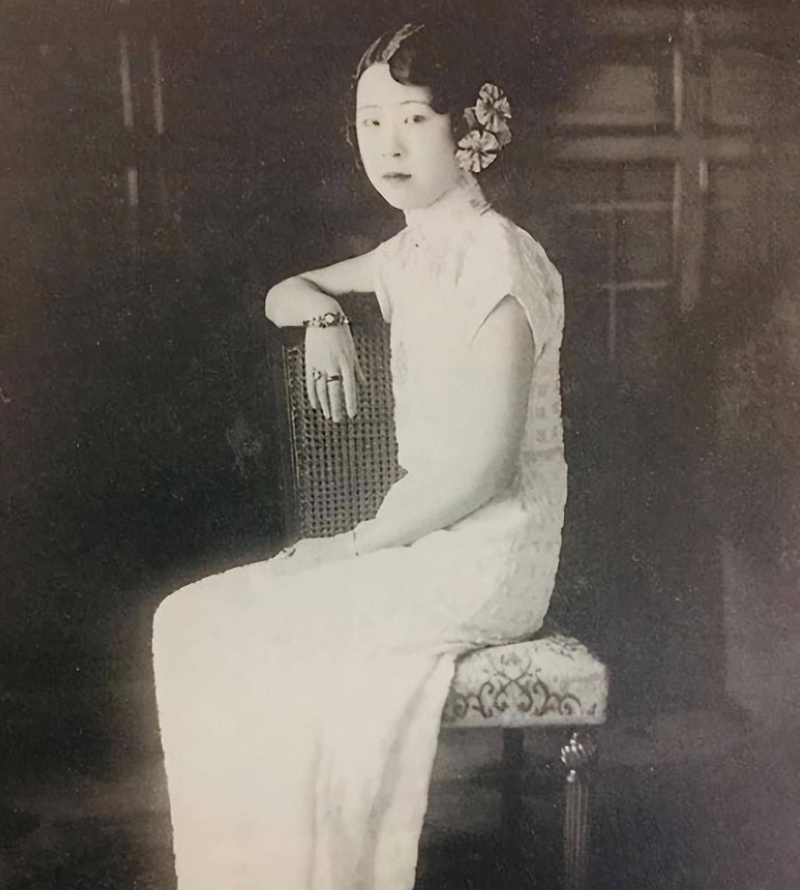 时间来到1943年4月,溥仪最心爱的第3任妻子,22岁的谭玉龄突然暴毙身亡