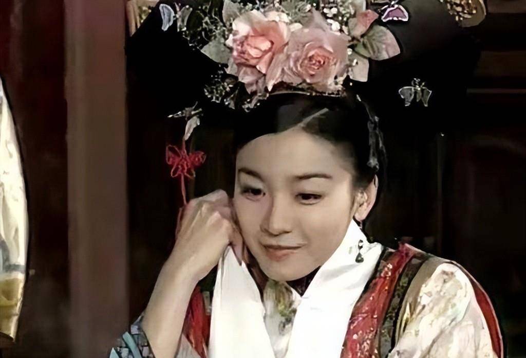 江祖平在宫廷言情喜剧《怀玉公主》中饰演了机智婉约的芸儿,与黄维德饰演的成安