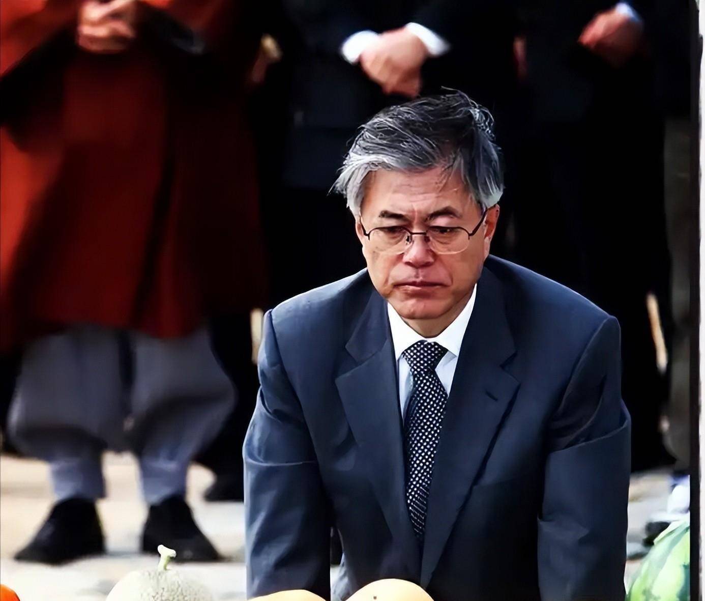 卢武铉去世后,文在寅要开启一段孤独的路,主题是为民主而战