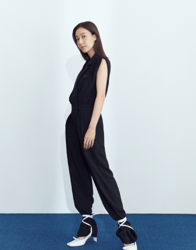 高露彩色印花裙穿出时尚感,身材线条优雅美感_颜色_西装_裙子