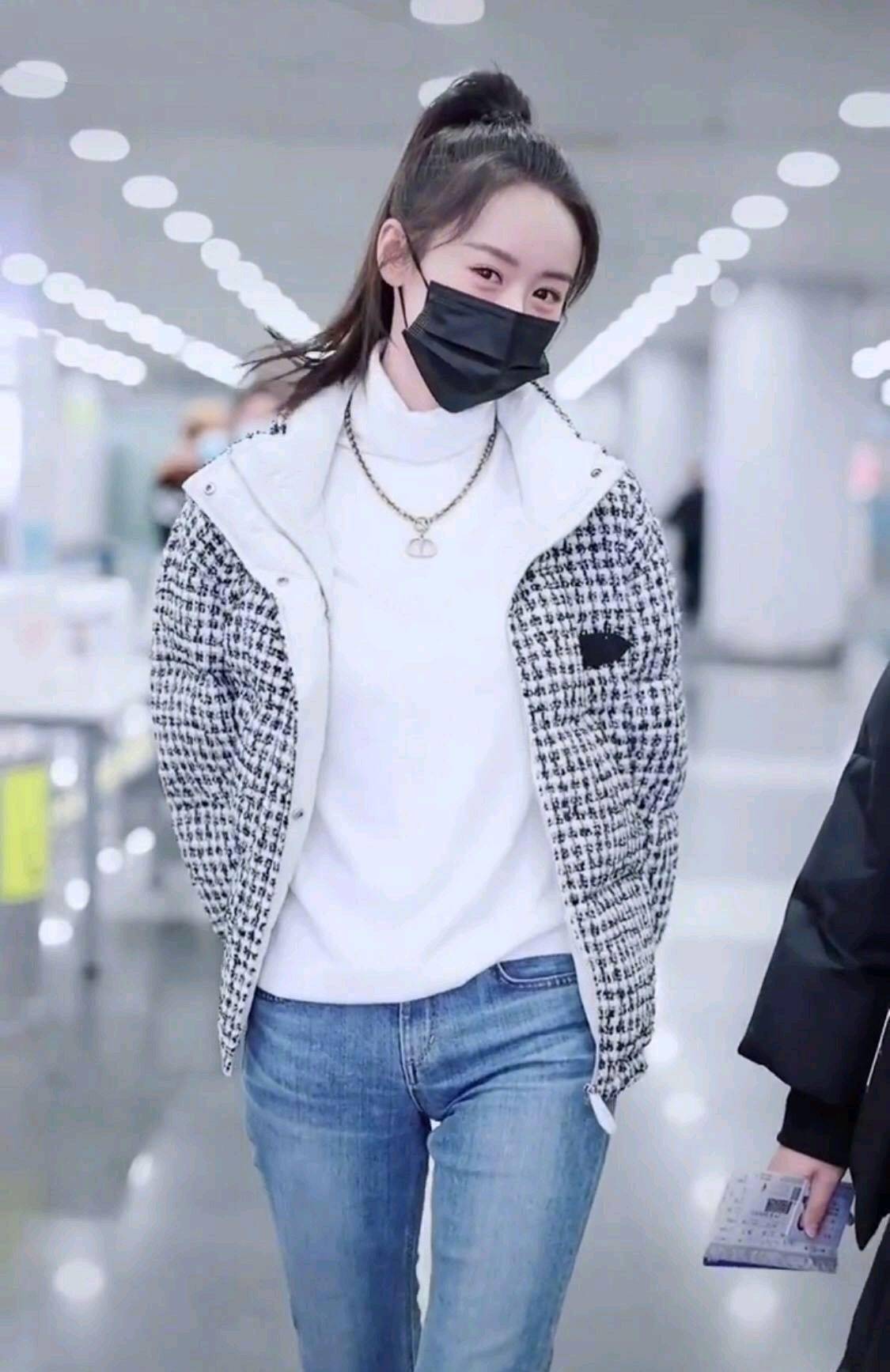 袁冰妍最新机场look连帽卫衣叠穿人字纹大衣搭配简单造型很潮