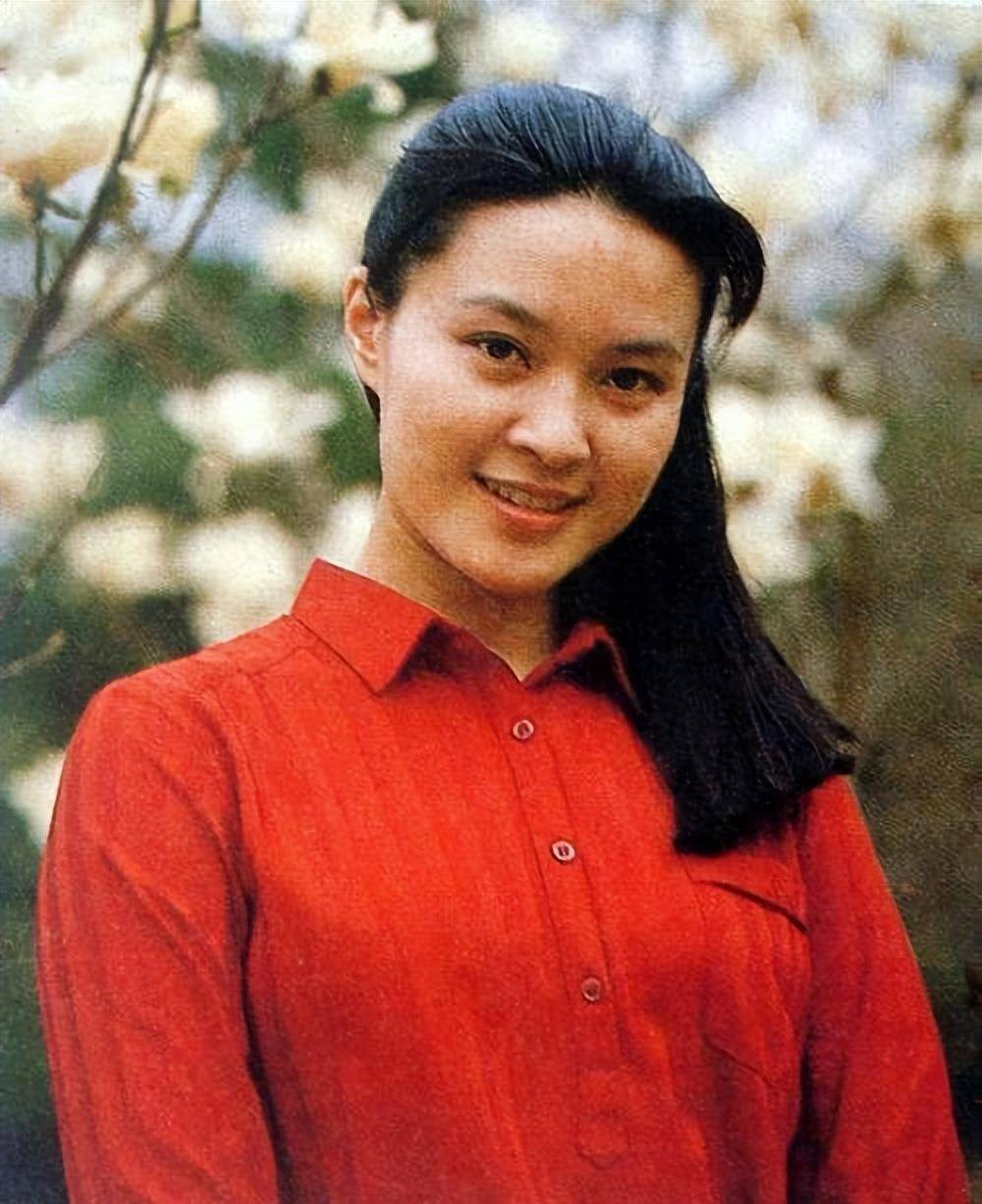 是由于云云,她也受到了许多观众的眷注,后来出演了《日出》中的陈白露