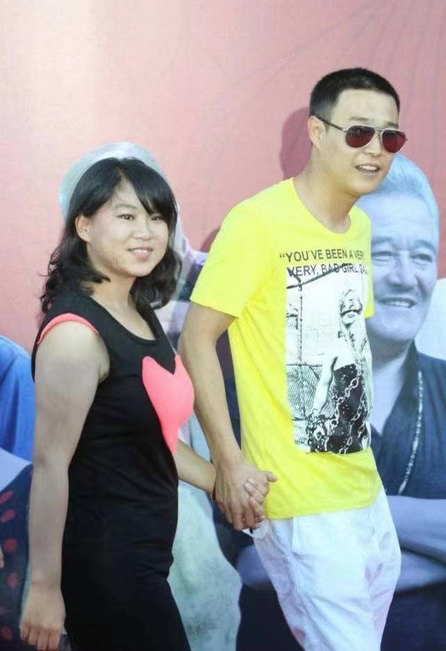 小沈阳夫妻穿搭低调,完全看不出明星味,沈春阳无袖裙暴露小肚子_身材