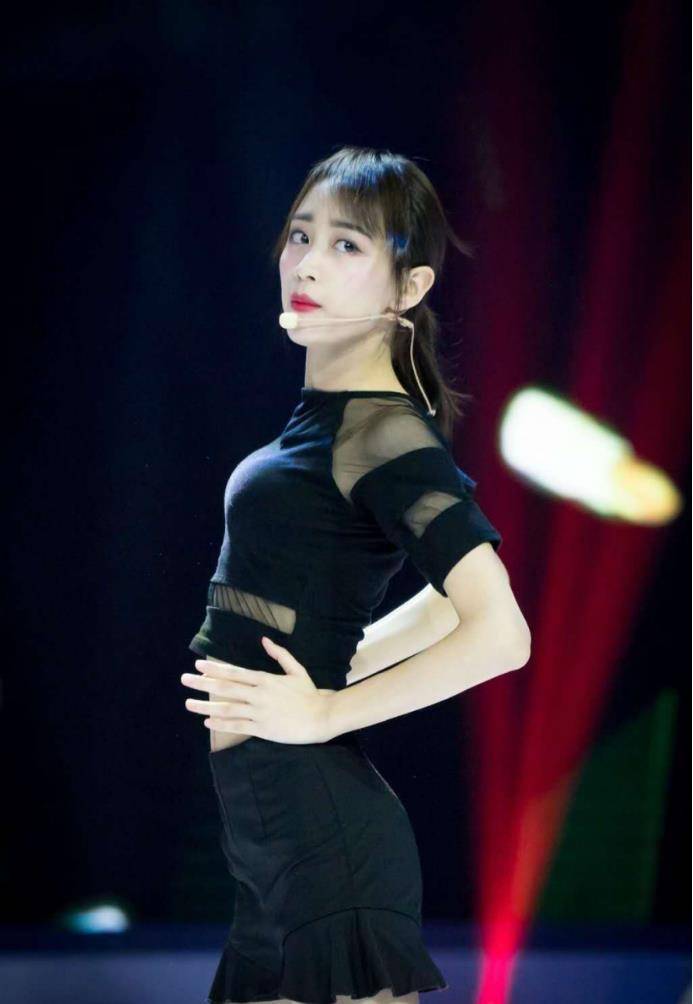 原创氧气少女黄婷婷穿短裙大秀好身材是腰精没错了