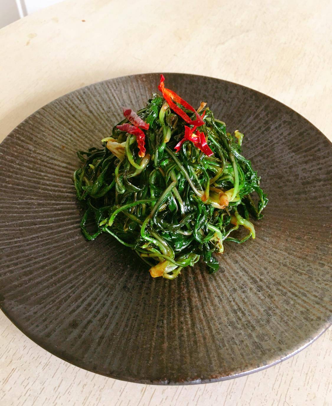 香油所需原料:苦麻菜,大蒜,干辣椒具有清热解毒等功效,用它来做凉拌菜