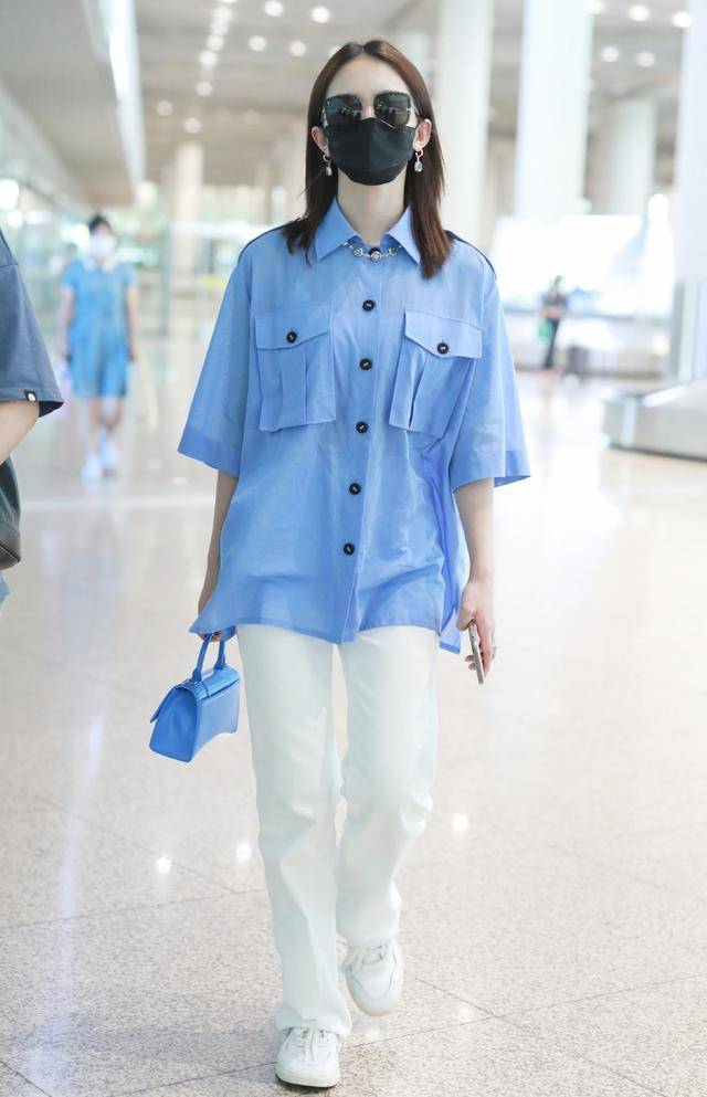 原创孟美岐机场私服穿搭蓝色衬衫搭配白色休闲裤气质清新又优雅