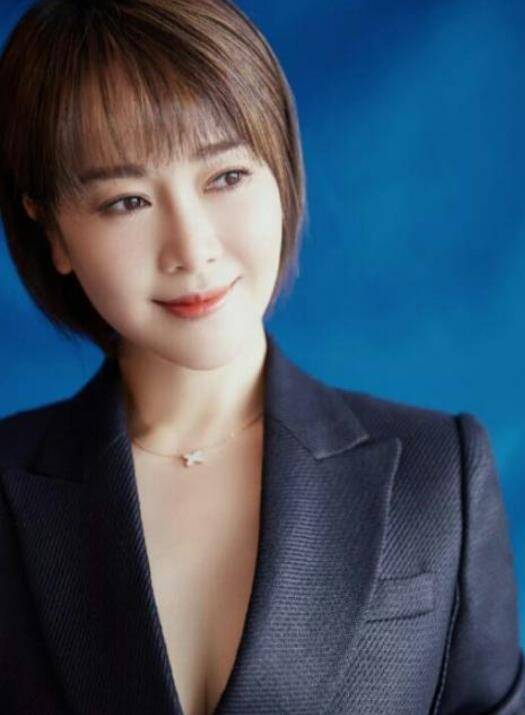 而剪了短发的左小青减龄不少,看上去就仿佛是一位怀有青春梦想的小