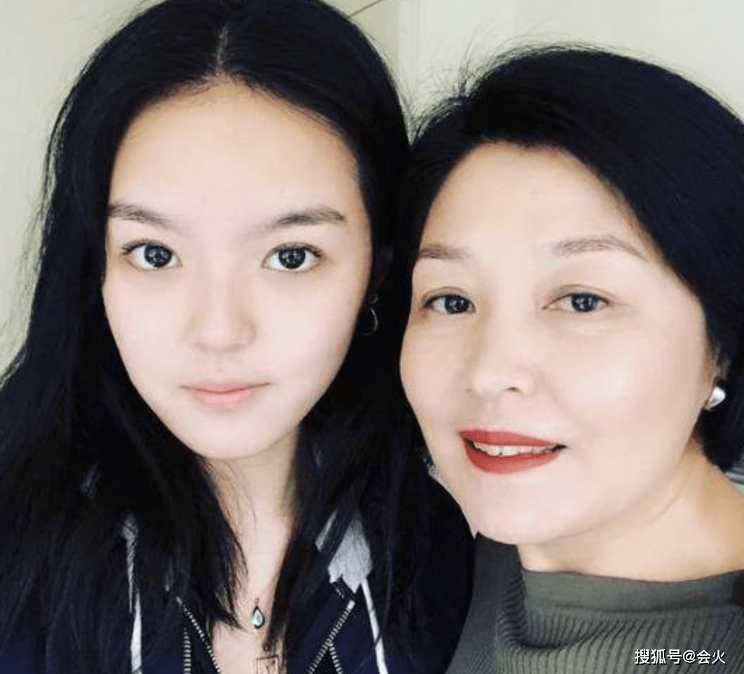 李咏妻女国外看话剧好潇洒,挑染红发太时尚