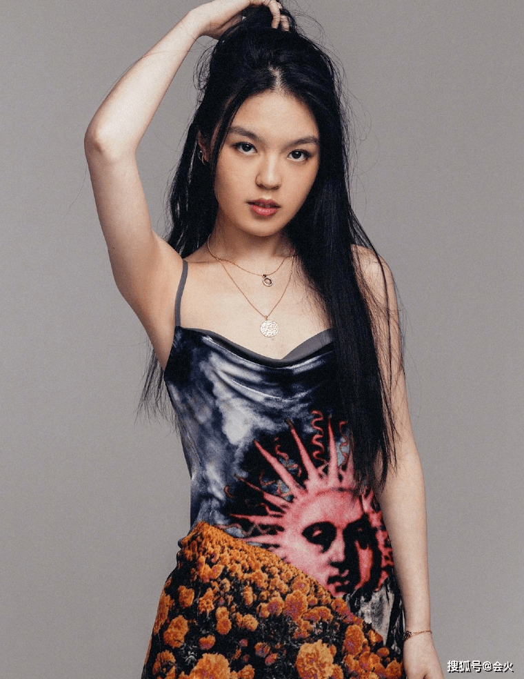 李咏妻女国外看话剧好潇洒,挑染红发太时尚