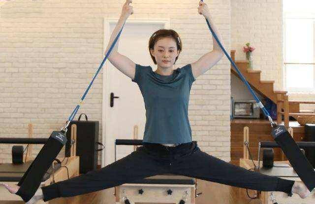 原创孙俪晒全家海边度假照小花表演空中一字马网友表示太厉害了