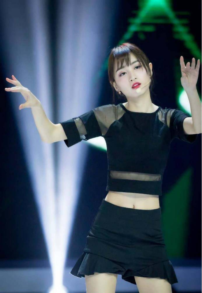 原创氧气少女黄婷婷穿短裙大秀好身材是腰精没错了