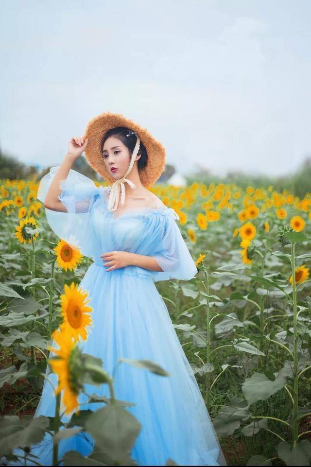 女士站在花海如何拍照?这几个人像美姿很简单,能更好的表现气质