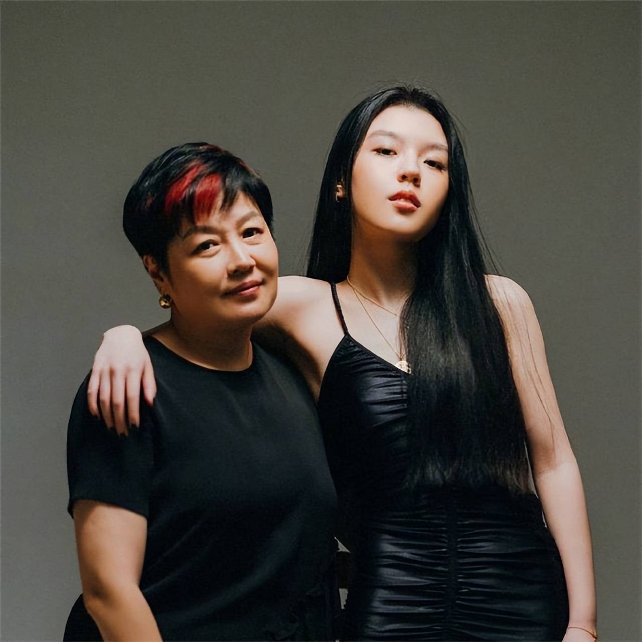 哈文晒与女儿游玩照母女俩长居美国法图麦越长越像李咏