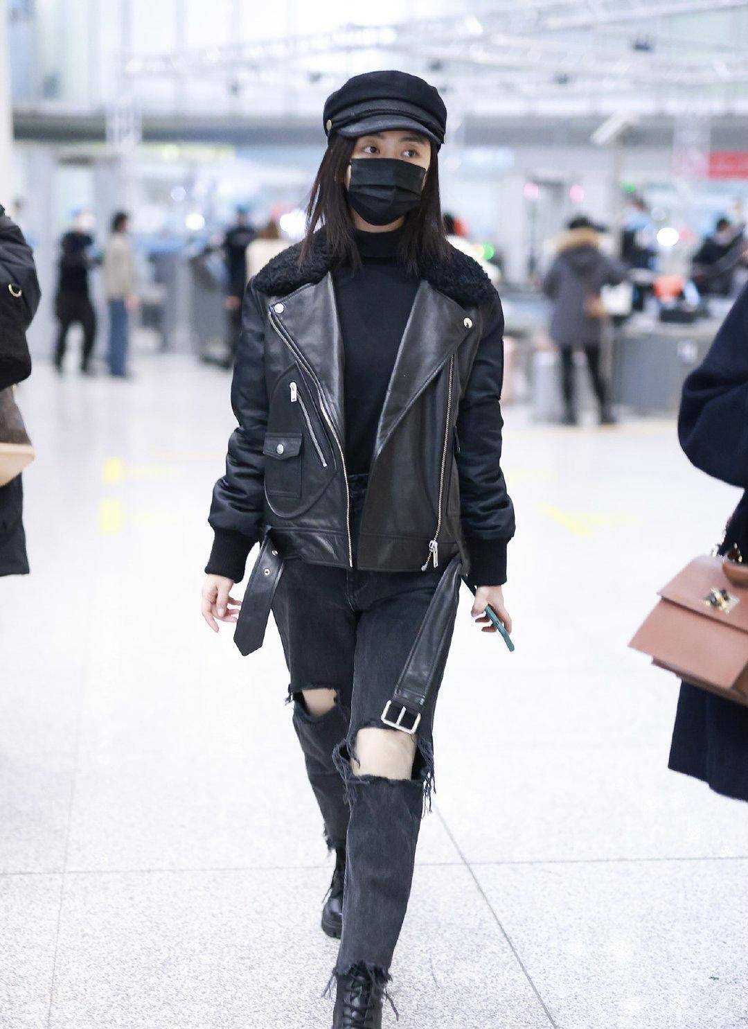 脚上则是一双黑色的马丁靴,扎起马尾的谭松韵,五官甜美精致,尽显青春