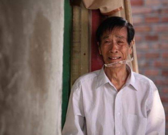 奸诈,加上在剧中饰演的大多都是抗日战争的片子,头发也会"汉奸中分头"