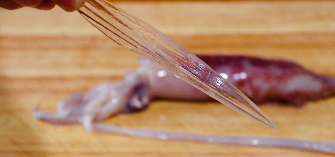 花15元买了3条小鱿鱼,简单蒸一蒸,葱香味浓郁_葱丝_姜和葱_墨囊