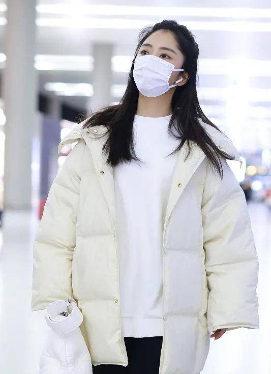 谭松韵近日私服造型,白色中款羽绒服搭配白色针织衫,清爽又暖和_黑色
