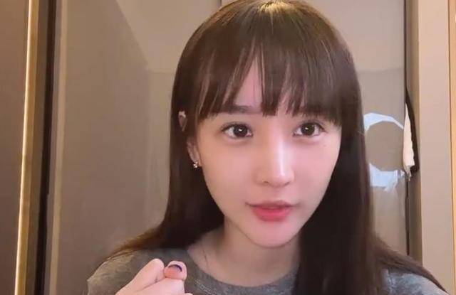 uzi女友首次素颜亮相清纯甜美和p图后的照片根本不像同一人