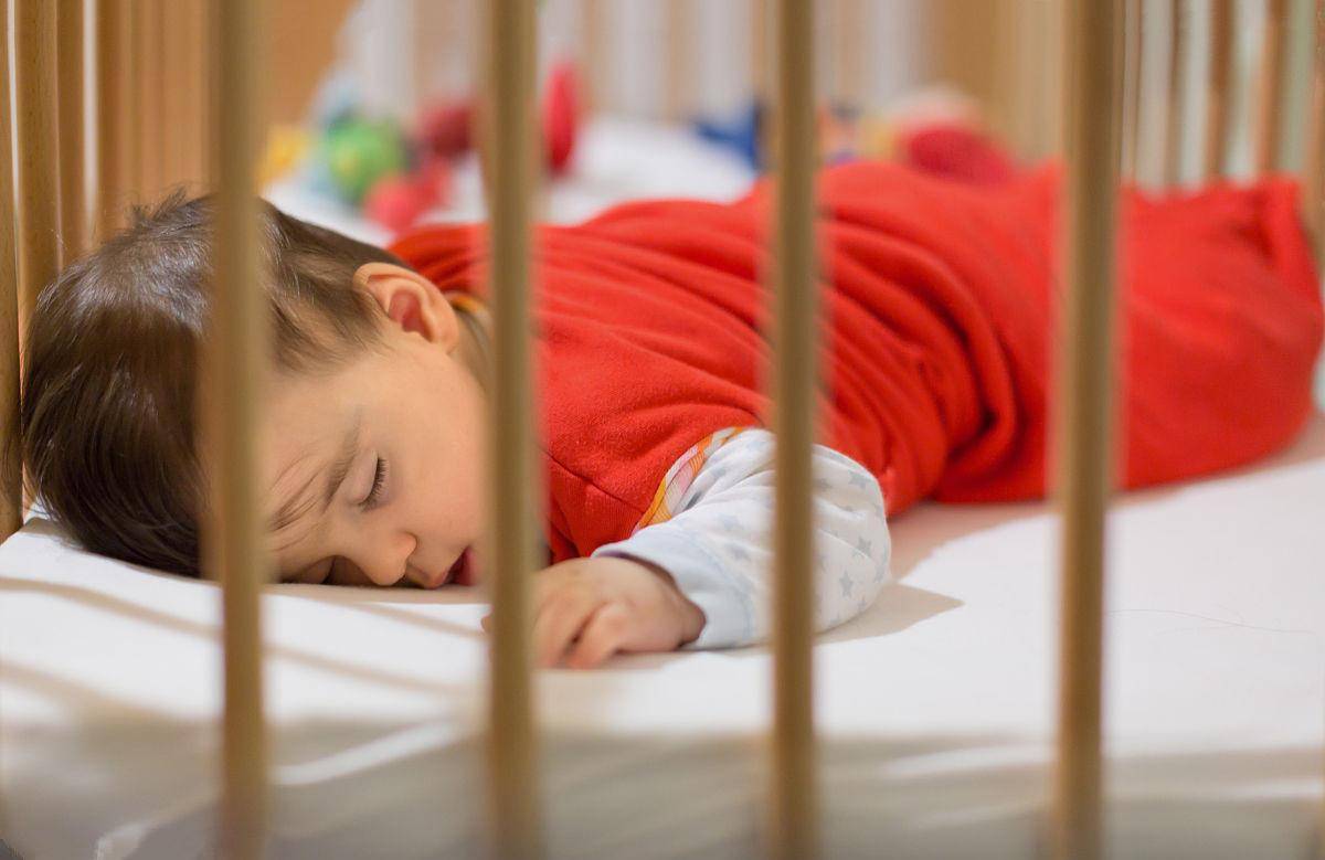 小孩什么时候分房还是分床睡比较好？两个时间点不同,影响也有区别