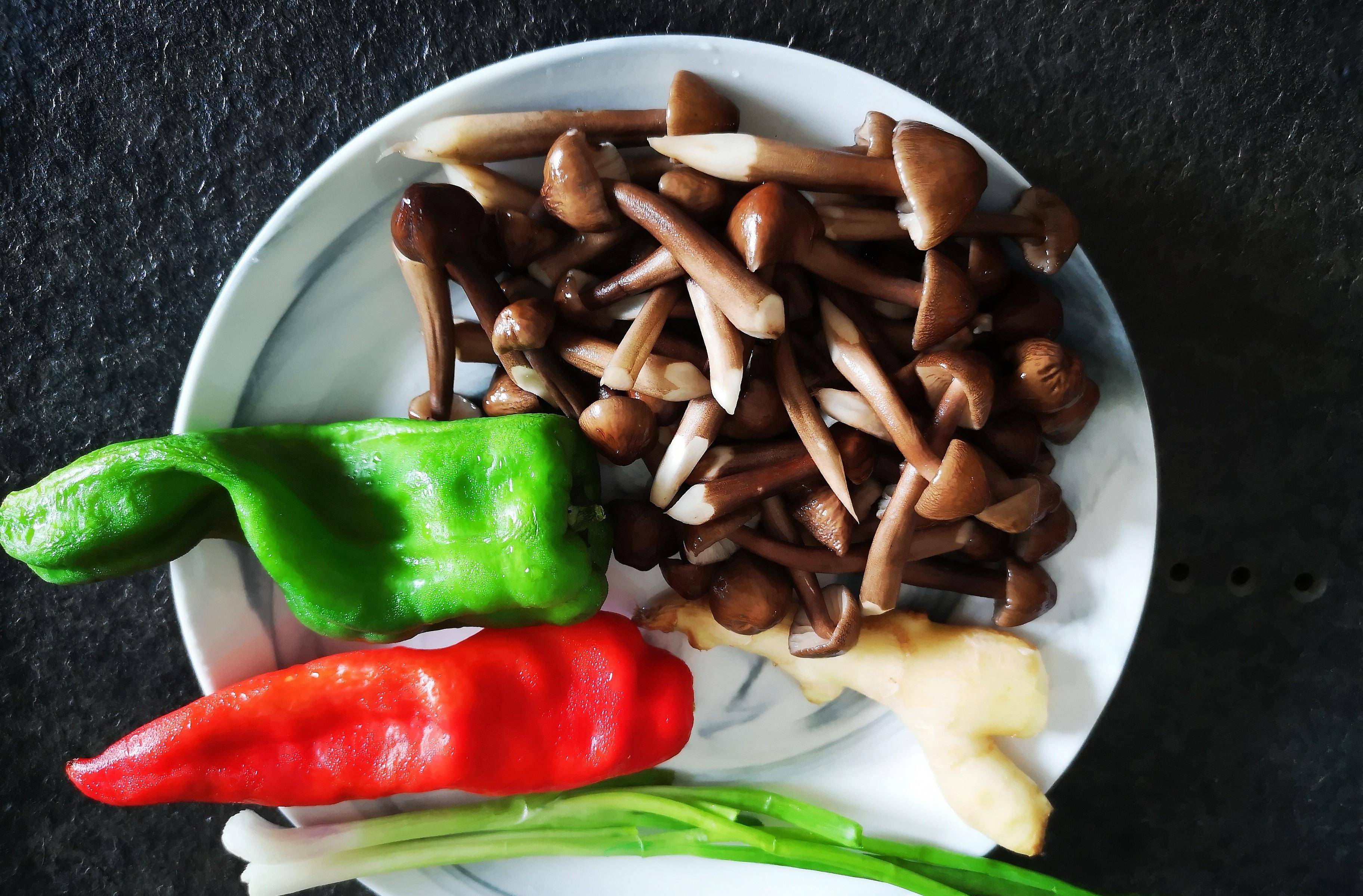 原创清炒鸡枞菌舌尖弥漫着山野的自然鲜香来自森林馈赠的天然味道