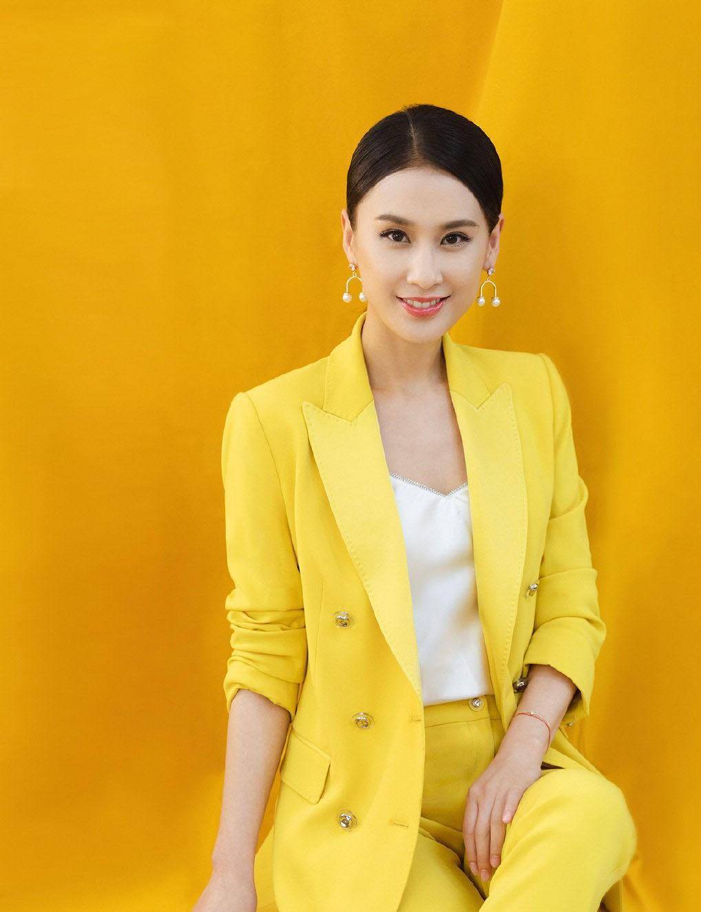 黄圣依越来越有品,亮黄色西装配缎面内衬显气质,扎低
