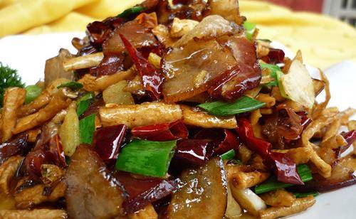 腊肉怎么炒最好吃?_蒜苗_干辣椒_肥肉